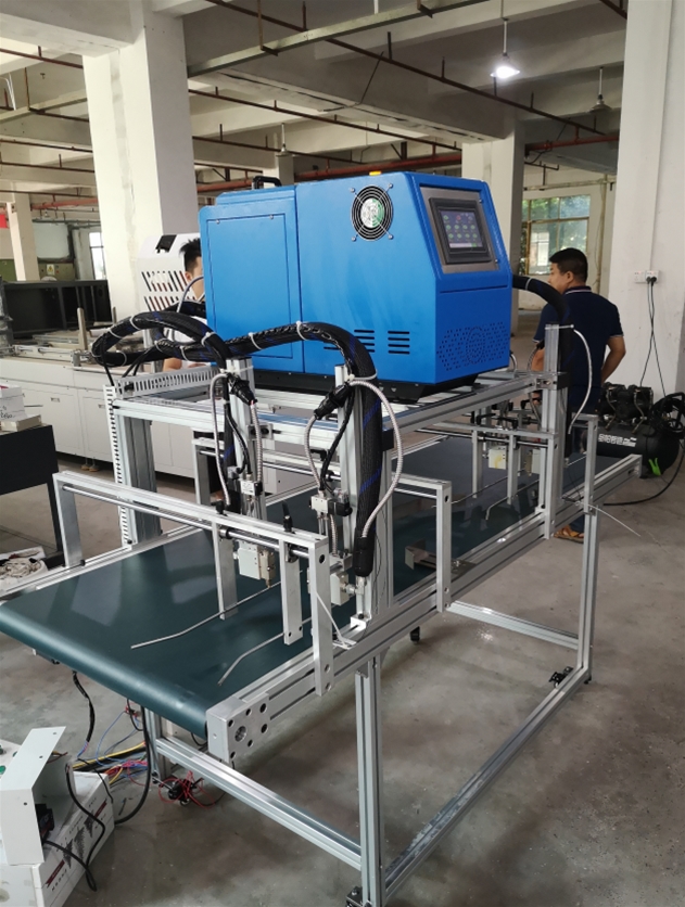 Automatic glue injection for cosmetics